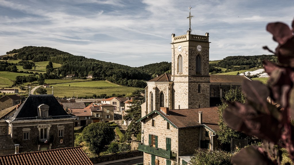 À 1h de route de Lyon, le Beaujolais est une destination idéale pour un séminaire à moins de 2h30 de Lyon qui allie travail et découverte culturelle. Cette région, célèbre pour ses vins, propose des domaines viticoles où organiser vos réunions dans un cadre exceptionnel. Les châteaux et demeures historiques disponibles pour les événements offrent un charme unique à vos séminaires. Activités possibles Les activités dans le Beaujolais sont principalement axées sur la découverte du terroir : Dégustation de vins : Initiez vos équipes à l'œnologie avec des dégustations guidées par des experts. Randonnée dans les vignobles : Parcourez les vignes et admirez les paysages vallonnés tout en découvrant l'histoire du vin. Ateliers de création de vin : Créez votre propre cuvée lors d'un atelier interactif, une expérience originale et ludique. randonnée